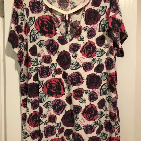MAKE OFFER! A Rose By Any Other Name! Betsey Johnson x torrid Knit Floral Top - Picture 4 of 6